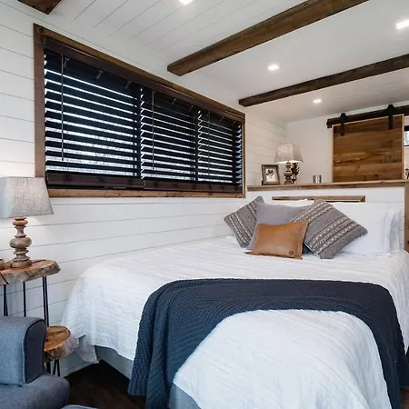 Stunning CargoHome Near Waco, Magnolia&Baylor